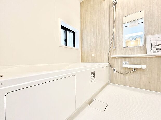 一日の疲れを癒してくれる明るい清潔感のあるバスルーム