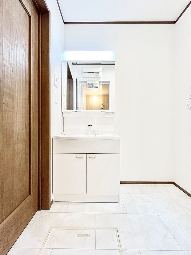 収納力と機能性に優れた洗面化粧台