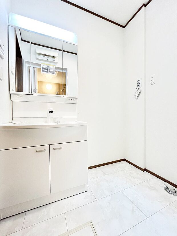 清潔感ある洗面化粧室で朝の身支度も快適