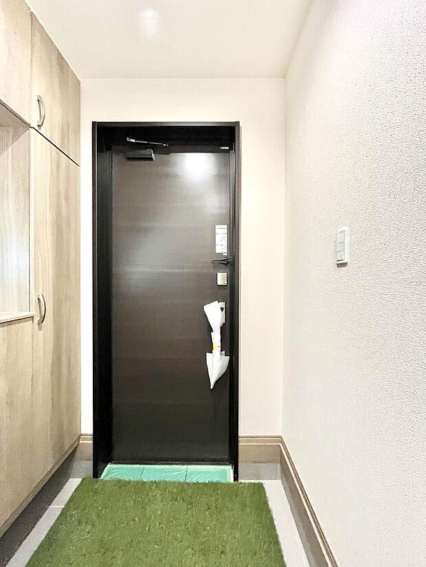 明るい玄関はお客様をお出迎えするのにぴったりです！ 