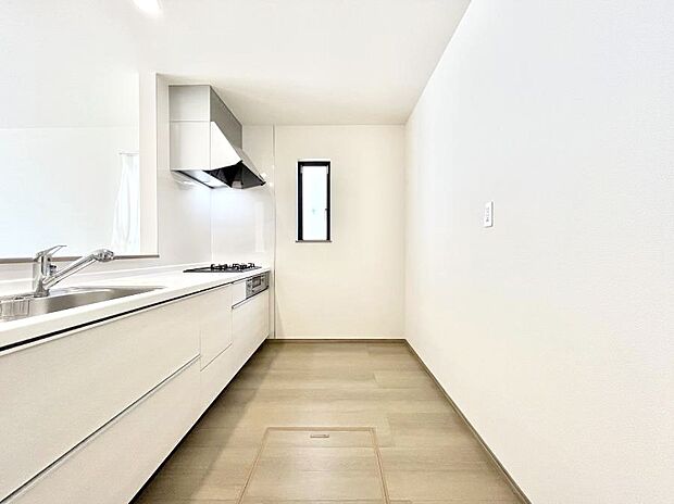 ◆A号棟◆~Kitchen~ 自然光が入る窓のあるキッチン☆毎日使う場所だからこそ、使い勝手を考慮しました。ゆったりとしたキッチンコーナーは質感豊かな仕上がりとなっております。