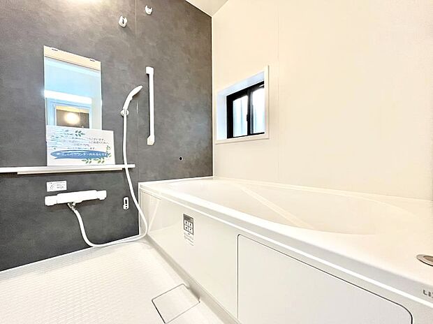 ◆A号棟◆〜Bath Room〜　窓付きのバスルームは、採光もあり明るく気持ちの良い空間です。窓があることで、換気環境も良好。ゆったり寛げるバスルームで、毎日のバスタイムが楽しみになりそうです。