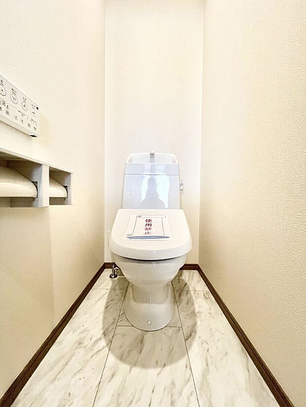 ◆A号棟◆~Toilet~ 綺麗・スッキリ・快適なウォシュレット付トイレでくつろげる空間です。採光もあり明るく、快適空間となっております♪毎日使う場所だからこその配慮です!