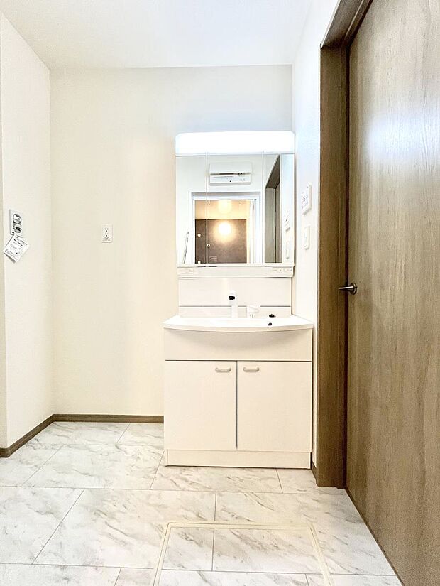 大きく見やすい三面鏡で清潔感ある洗面台は、身だしなみチェックや肌のお手入れにおすすめです。 