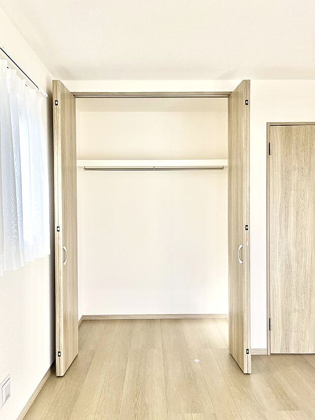 ◆A号棟◆〜Closet〜　壁面クローゼットがあればタンスを置く必要がなく、出っ張りのないスッキリ空間を維持できます。限られたスペースを有効に活用できそう。衣類や趣味の品などたっぷり収納出来ますね♪