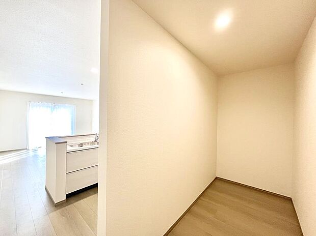 ◆A号棟◆キッチンにはパントリー!食材のストックはもちろん、日用品の収納など使い方はいろいろ!