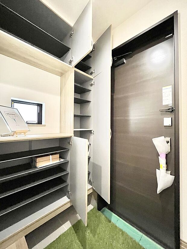 ◆A号棟◆たっぷり収納できるシューズボックスで家族全員の靴も、玄関すっきり。  