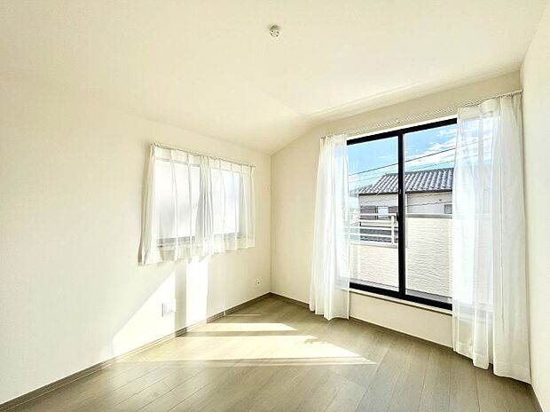 ◆A号棟◆〜Bed Room〜　2面採光を確保した明るい室内は、風通しも良く、大変居心地の良い空間となっております。爽やかな風を感じて起きる朝は、快適生活の始まりに！日当たりや通風がとても良い住まい♪