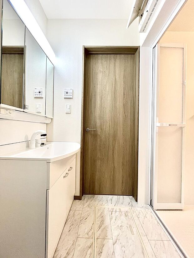 清潔感のある快適空間です。毎日の身支度も気持ち良くお使い頂けます。 