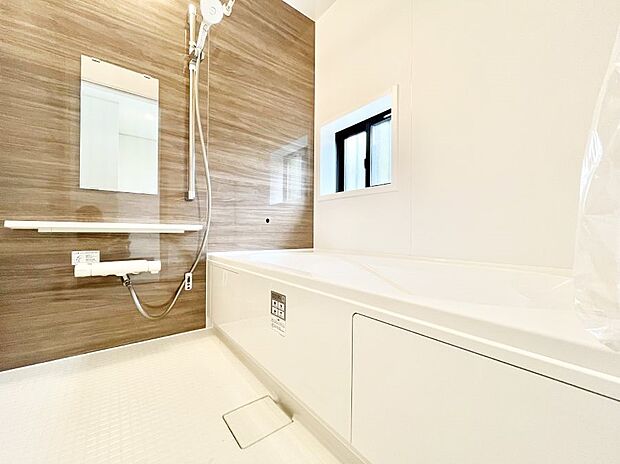 ◆A号棟◆〜Bath Room〜　窓付きのバスルームは、採光もあり明るく気持ちの良い空間です。窓があることで、換気環境も良好。ゆったり寛げるバスルームで、毎日のバスタイムが楽しみになりそうです。