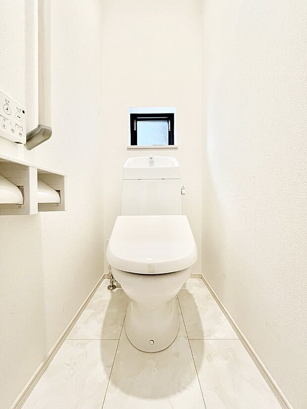 ◆A号棟◆〜Toilet〜　清潔感のある水回り♪トイレはウォシュレット付きです◎トイレは毎日使わざるを得ないもの。いつも清潔を保ちたいですね。トイレが2ヶ所あるので朝の混雑時に便利です！