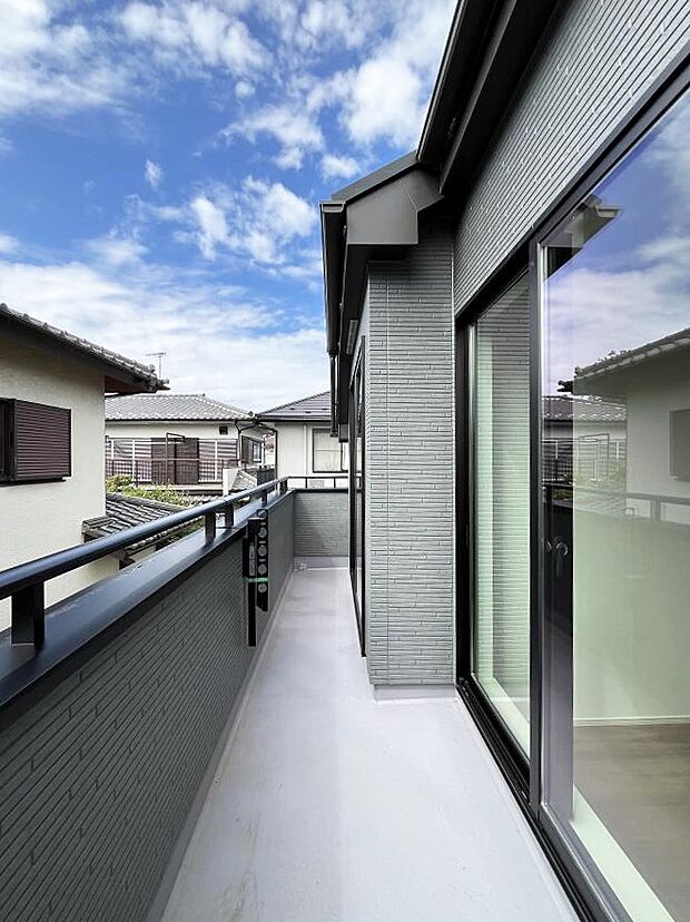 ◆A号棟◆〜Balcony〜　南向きのバルコニーの前には雲以外に太陽を遮るものがありません。お洗濯物も乾きやすく、何より明るく気持ちのいい光が入ってきます。家族全員分の洗濯物も一気に干せます。