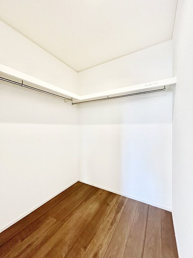 ◆A号棟◆〜Walk-in Closet〜　必要なものやコーディネートを一覧して確認でき、身支度や準備が短時間で済むウォークインクローゼットを設置しました。家の中をすっきりとさせる便利な収納スペース。