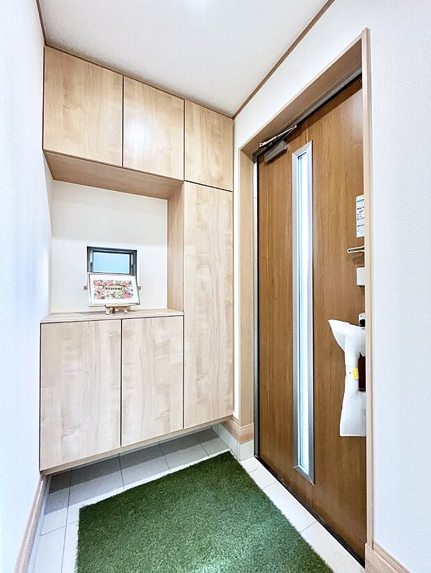 飾り棚を利用して、お越しいただくお客様をおもてなしできます。