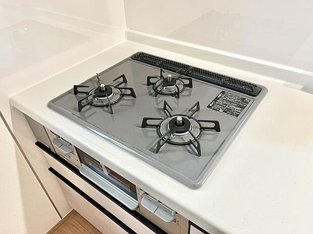 ガスコンロはSiセンサー搭載。火力調節や焦げ付き・消し忘れも防いでくれます。