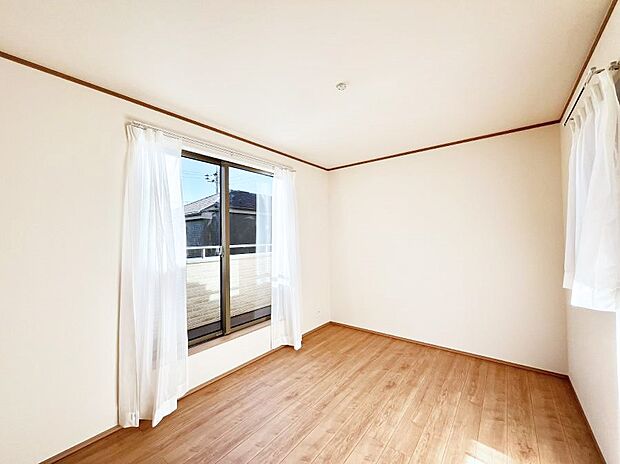 明るいバルコニーサイドに洋室を設置。目覚めの良い寝室に。