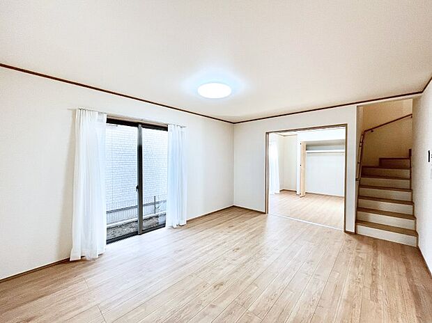 大きな窓からたっぷりの陽光と風を感じられるリビング  