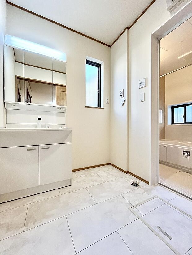 小窓がついているので湿気の多い場所でも換気が十分行えます。毎日の身支度を気持ち良く!