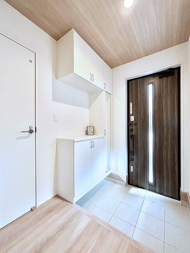 飾り棚を利用して、お越しいただくお客様をおもてなしできます。