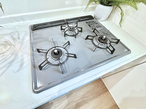 ガスコンロはＳｉセンサー搭載。火力調節や焦げ付き・消し忘れも防いでくれます。