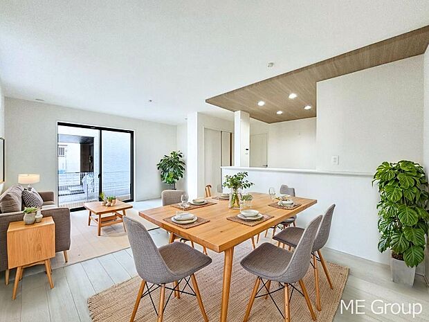 ご家族の賑やかな話し声で包まれる明るいリビング  ※家具はCGです