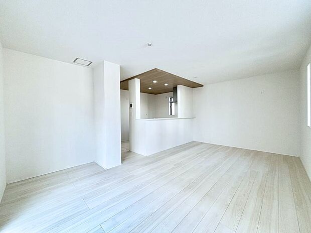 大きな窓からたっぷりの陽光と風を感じられるリビング