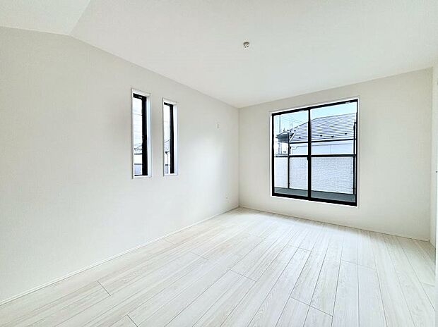 明るいバルコニーサイドに洋室を設置。目覚めの良い寝室に。 