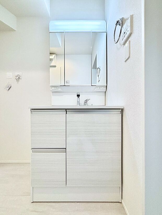 大きく見やすい三面鏡で清潔感ある洗面台は、身だしなみチェックや肌のお手入れにおすすめです。