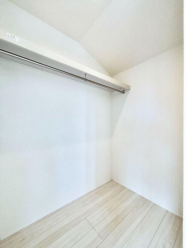 ウォークインクローゼット付きで生活空間を広く利用できます。