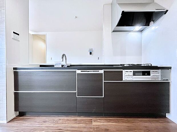 〜Kitchen〜　『料理中も子供の成長を見逃さない』。使いやすくスタイリッシュなカウンターキッチンには、その開放感もさることながら『お子様を見守りながら』の安心感があります。