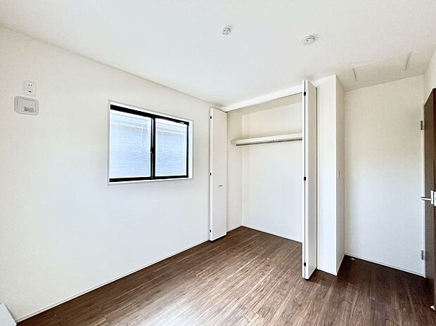 〜Bed Room〜　子供部屋はお子様にとって大変重な役割があります。子供一人で過ごす空間を与えることで、宿題や勉強時間も自然と増えまた自ら部屋の片付けや掃除なども促すことに繋がります。