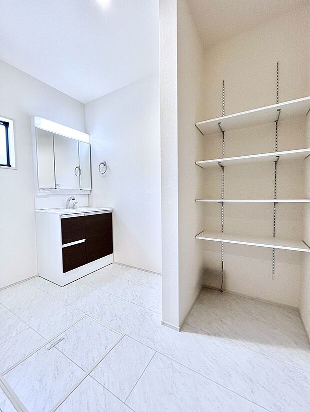 〜Dressing Room〜  十分な大きさの洗面台は収納もさる事ながら、身だしなみチェックや歯磨きなど、朝の慌ただしい時間でもホテルライクなスペースで余裕とゆとりを感じて頂けます。