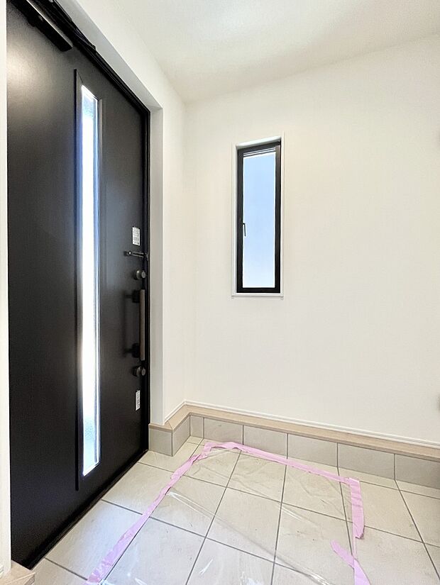 ◆NO.19◆〜Entrance〜家の出入りで毎日使用するのが玄関。滞在時間は短くても、玄関の印象は家の第一印象を左右すると言っても過言ではありません。オシャレなドアから明るい光が入ります♪