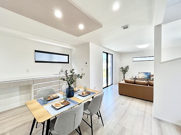 ◆NO.19◆〜Living〜　家族の食事や団らんのほか、子どもを遊ばせたり、友人を招いたりするLDKは住まいの中心。長時間過ごす場所だから、その空間は住まい全体の居心地を左右します。