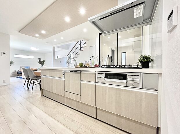 ◆NO.19◆〜Kitchen〜  リビングが見渡せるカウンターキッチン。  料理をしながら家族とコミュニケーションをとれるだけでなく、大きな開放感も得ることができます。  