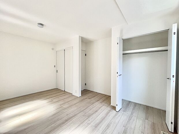 ◆NO.19◆Bed Room〜居室には収納クローゼットを完備！普段使いのお洋服や小物はもちろん、季節物のお洋服などもしっかりと整理整頓おしまい頂けます。  居室空間を広く使用できますね。