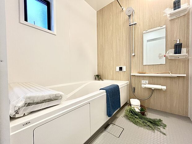 ◆NO.19◆〜Bath Room〜　窓付きのバスルームは、採光もあり明るく気持ちの良い空間です。窓があることで、換気環境も良好。寛げるバスルームで、毎日のバスタイムが楽しみになりそうです。