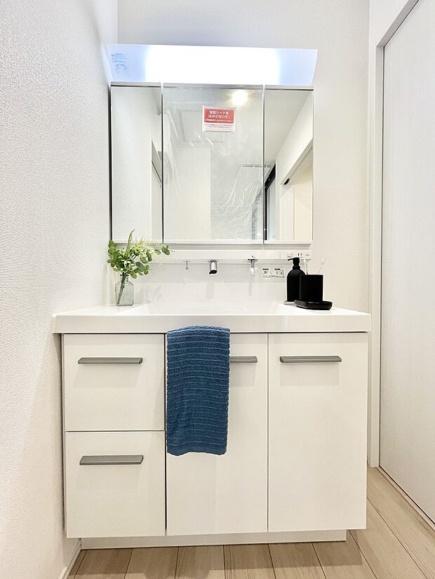 ◆NO.19◆〜Dressing Room〜  清潔感溢れる色合いで統一されていると、スッキリと整った印象をうけます。  鏡の裏にはたっぷりと収納スペースを標準装備！  