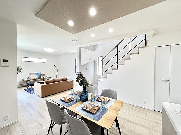 ◆NO.19◆〜Living〜　リビングに階段のある間取りです♪家族のコミュニケーションがスムーズに取れますね♪ゆとりある暮らしと心地よい住環境が紡ぐ贅沢な時間をご家族みんなでお過ごし下さい。