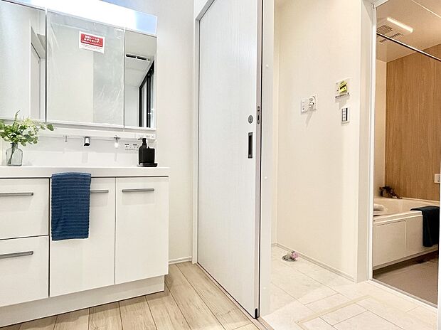 ◆NO.19◆〜Dressing Room〜十分な大きさの洗面台は収納もさる事ながら、身だしなみチェックなど、朝の慌ただしい時間でもホテルライクなスペースで余裕とゆとりを感じて頂けます。