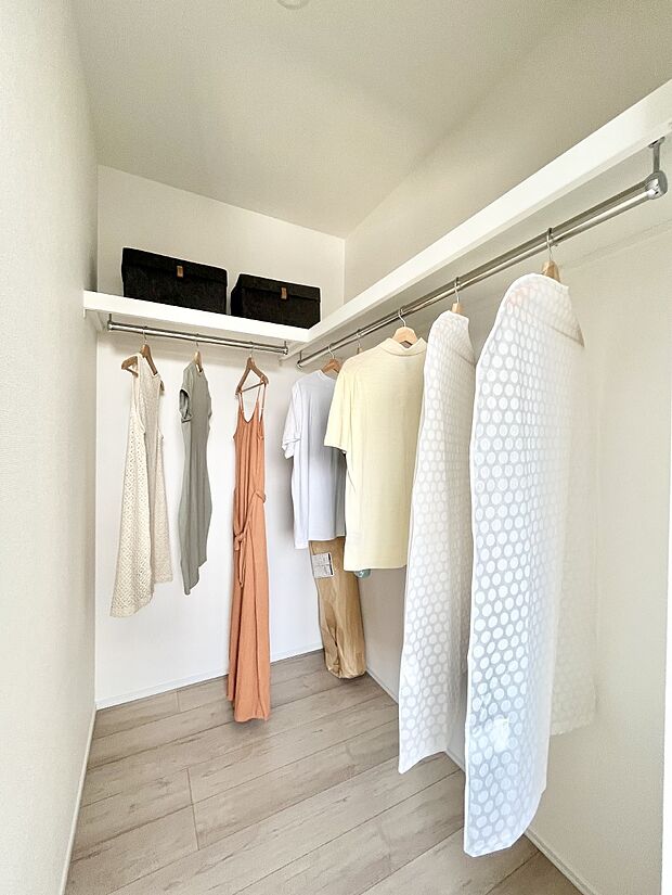 ◆NO.19◆〜Walk-in Closet〜たくさんの洋服をかけてもシワになりにくいウォークインクローゼット。洋服以外にも、普段使わない家電やストック品など何でも片付く嬉しい空間。