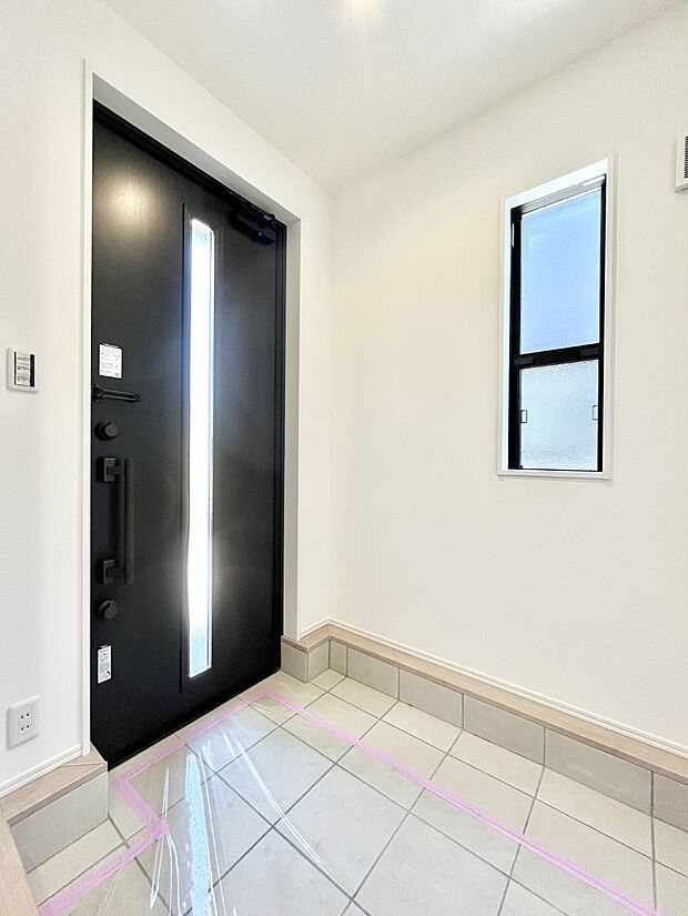 ガラススリットの入った玄関ドアが室内に光を届けてくれます  