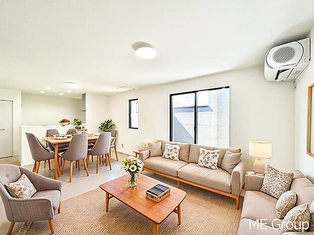 大きな窓からたっぷりの陽光と風を感じられるリビング※家具はCGです  