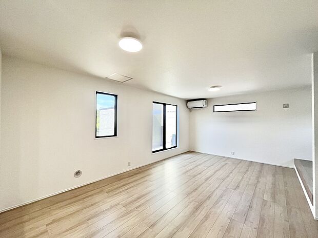 ~Living~ 家族の一体感を感じられる広々としたスペース。家族と過ごす時間を大切にする方にピッタリのゆとりの住空間です。お子様が走り回っても安心して見守れます。家族の笑い声が今にも目に浮かびます。