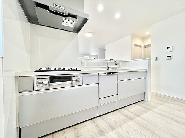 ~Kitchen~リビングが見渡せるカウンターキッチン。料理をしながら家族とコミュニケーションをとれるだけでなく、大きな開放感も得ることができます。 お子様の成長も感じることができますね!