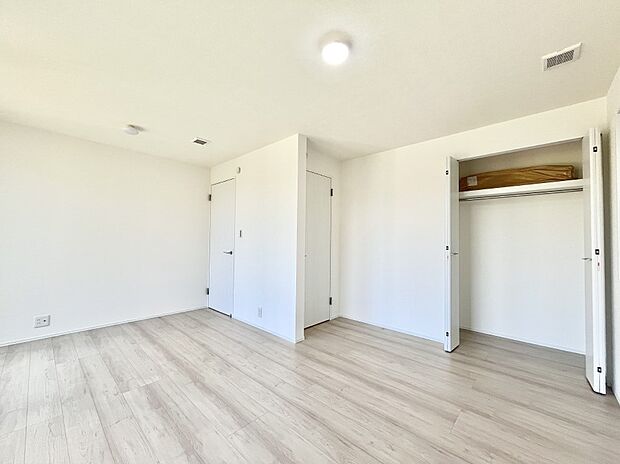 ~Bed Room~ 木の温もりがやさしいフローリングは安らぎをもたらすプライベート空間。明るめのフローリングですので、壁紙ともマッチし、お部屋を更に広く見せてくれる効果も。