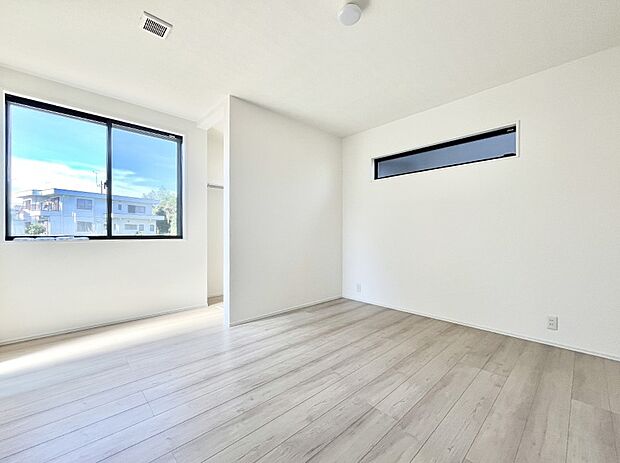 窓からのやさしい光が心地よいプライベートルーム  