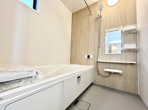 ~Bath Room~ 足を伸ばして入浴することが可能!一日の疲れを癒す貴重なバスタイムです。お子様とご一緒でも十分な広さなので、リビングとは違った家族団欒のひと時をお楽しみいただけます。