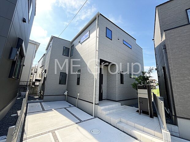 ~Exterior~ 堂々たる趣ながら、主張し過ぎずどこか余裕を感じさせるシャープなフォルムで佇む邸宅は、晴天の空と照らし合わせる事で、本来あるべき完成形の姿を見せてくれます。