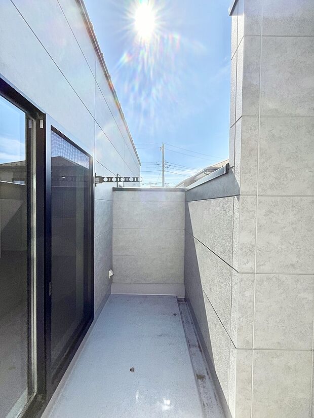 〜Balcony〜  大きな空に囲まれた気持ちのいい家。  バルコニーを覗くだけで圧倒的な開放感に包まれます。  バルコニーは陽がさしこみお布団や洗濯物を気持ちよく干すことができます。